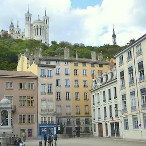 cosy-apartment-ideally-located-in-the-old-town.hotels-rhonealpes.com/